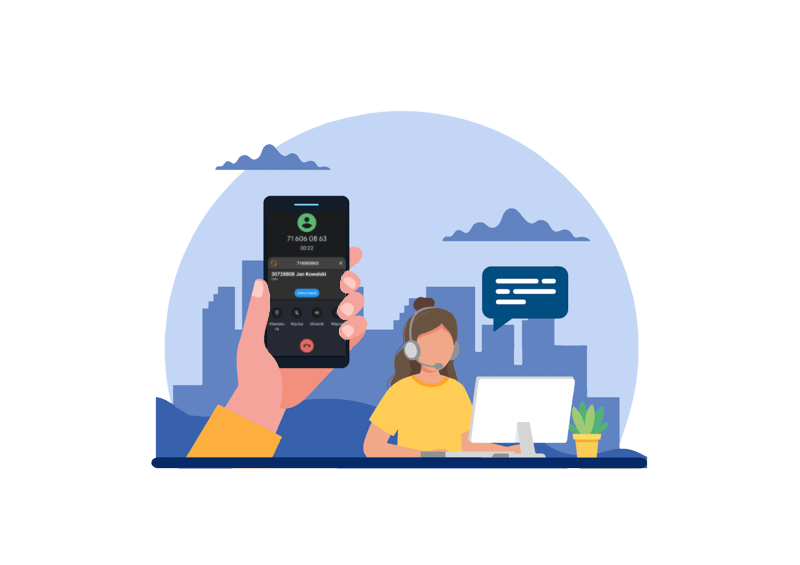 Z lewej strony ekranu widoczna jest ręka która trzyma telefon, na którym widnieje okienko aplikacji Call Center Online.
Po prawej, przed monitorem siedzi kobieta prowadząc rozmowę.