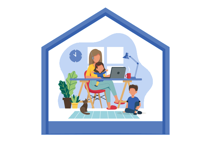 Kobieta siedzi z dzieckiem na kolanach i słuchawkach na głowie. Na głowie ma słuchawki a przed sobą laptopa i kubek z gorącym napojem. Pod biurkiem siedzi drugie dziecko, a z drugiej strony stoją rośliny doniczkowe.