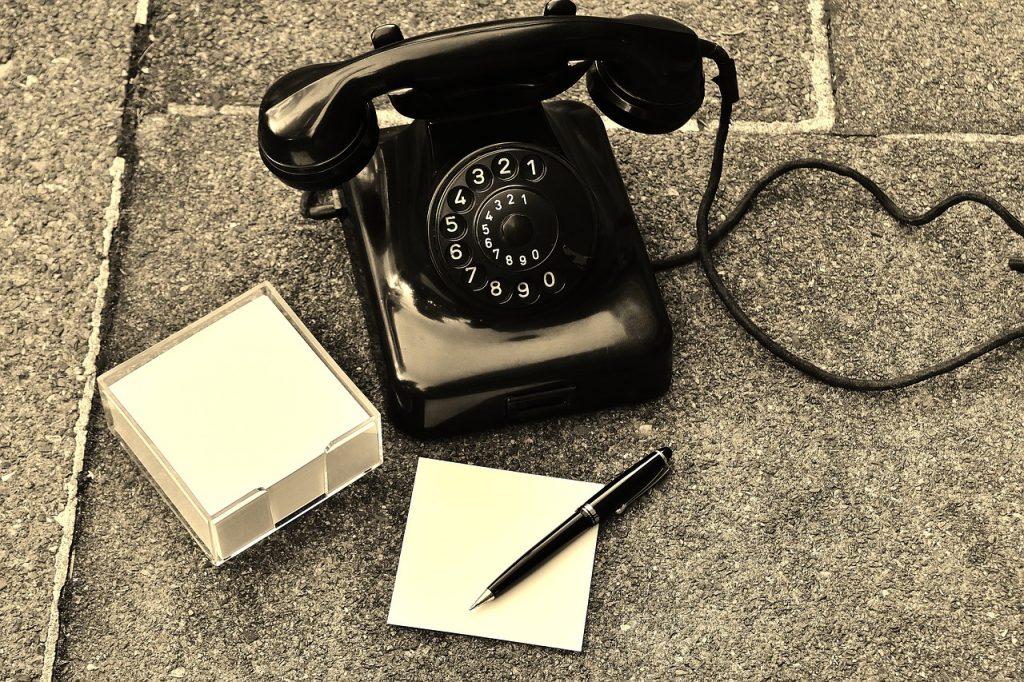 telefon, dzwonienie do firm, RODO, stary telefon, wybieranie numeru, notatki podczas dzwonienia