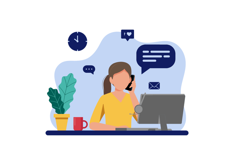 Kobieta siedzi przed ekranem komputera, rozmawiając przez telefon. Na biurku stoi jeszcze kubek z kawą i roślinka, a na monitorze wiszą słuchawki.